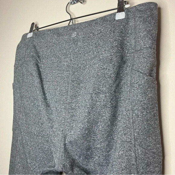 GAIAM Om High Waisted Femme Atheleisure Cropped Pocket Colorblock Leggings - Picture 9 of 11